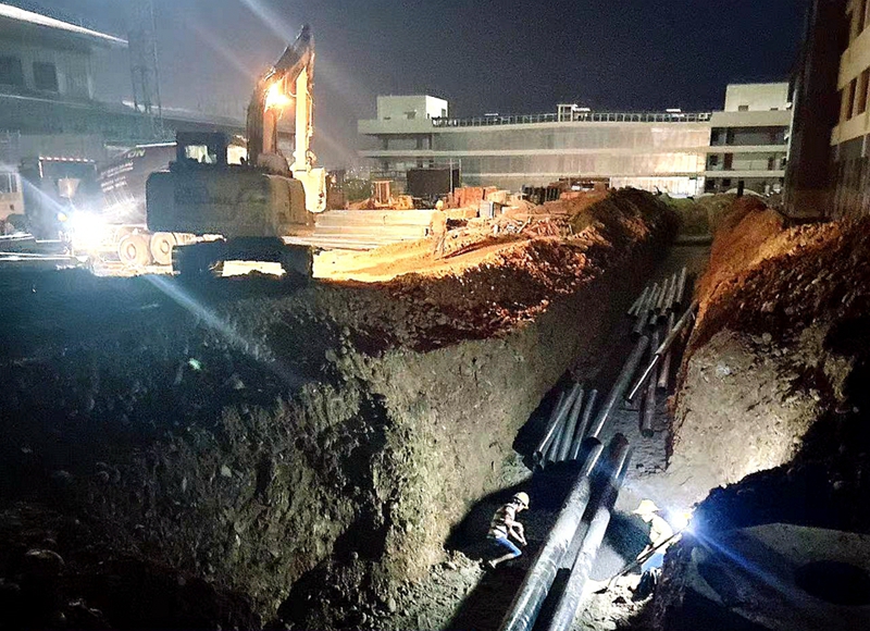 建投建工：白酒中心项目昼夜奋战抢抓工程进度 (2).jpg