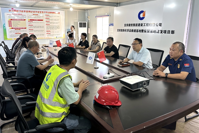 江安何益伟县长到宜宾危化品救援基地项目调研  (3).jpg