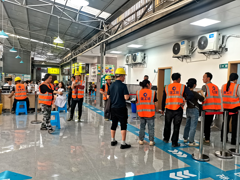 建投建工上江传奇项目部联合社区医院为一线工人开展免费体检 (4).png