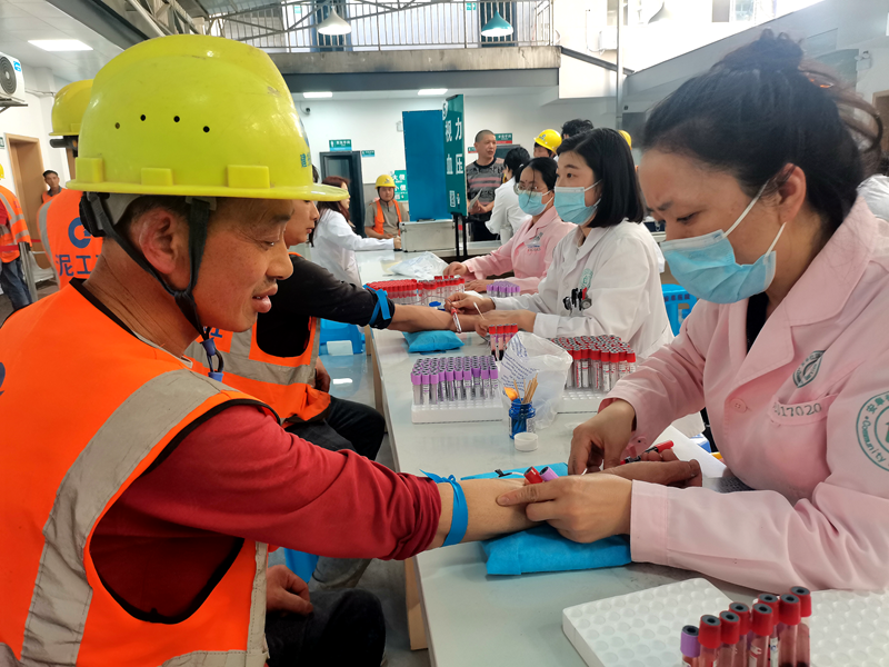建投建工上江传奇项目部联合社区医院为一线工人开展免费体检 (3).png
