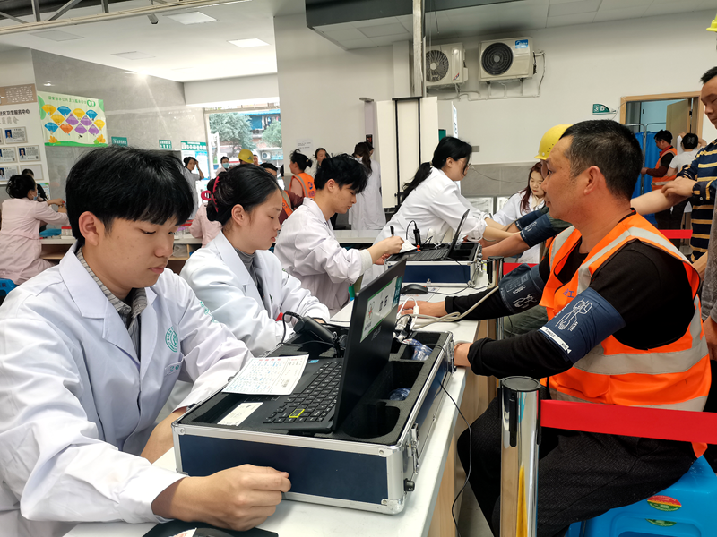 建投建工上江传奇项目部联合社区医院为一线工人开展免费体检.png