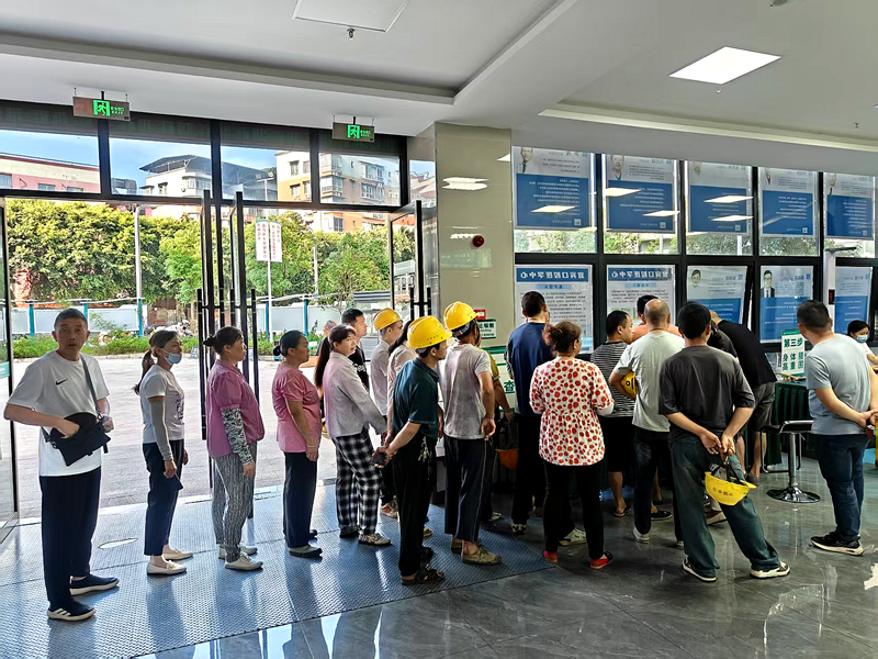 宜宾保障性租赁住房改造项目组织装修工人开展集体体检 (2).png